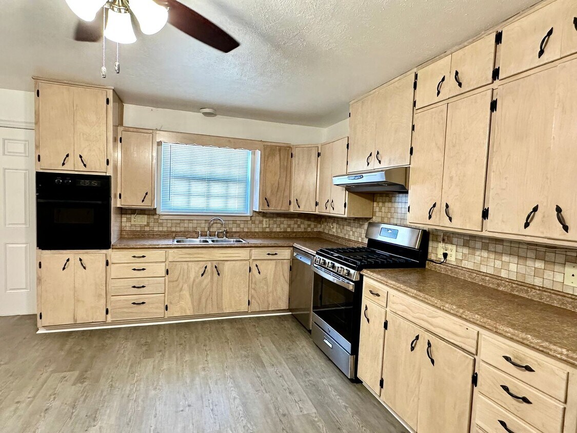 Foto principal - 3 Bed | 2 Bath | Pool | Screened Porch