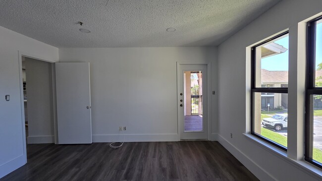 Foto del edificio - 4002 Crockers Lake Blvd