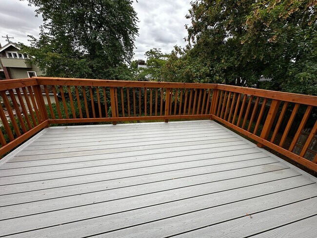 Foto del edificio - Very Spacious 1 Bedroom Upstairs Unit With A Private Deck