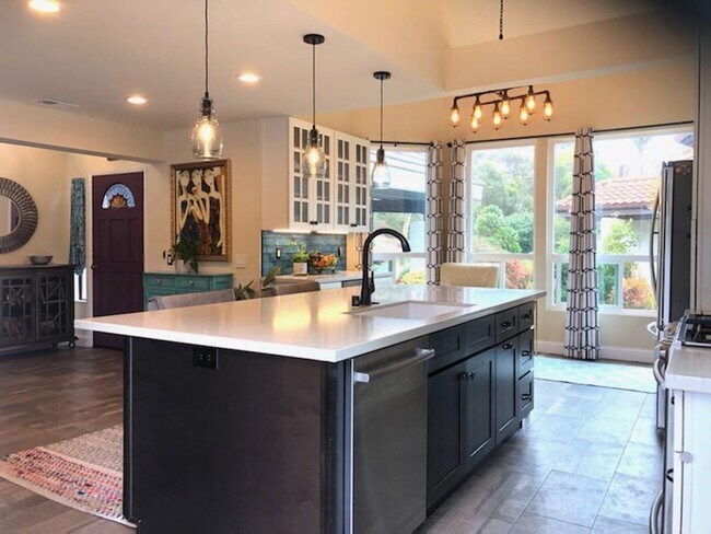Foto del edificio - Gorgeous remodeled 4 bed/3 bath Carlsbad d...