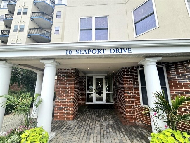 Foto del edificio - 10 Seaport Dr