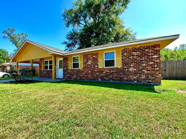 Building Photo - Beautiful Newly Updated Home In Denham Spr...