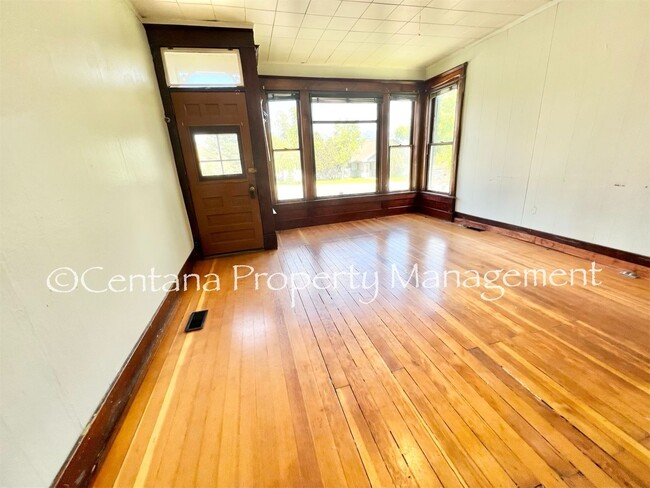Building Photo - Pet friendly house on Washington!