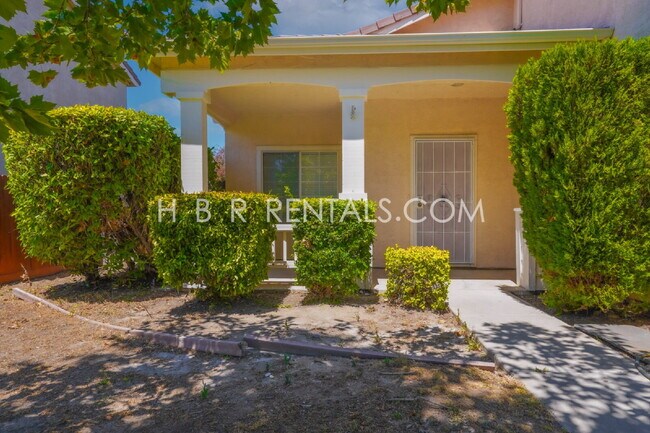 Foto del edificio - Charming 3-Bed, 2.5-Bath Home in One of Tr...