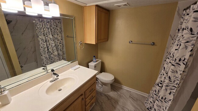 Foto del edificio - 135 April Point Dr N