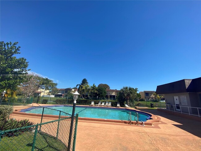 Building Photo - 10373 N Kendall Dr