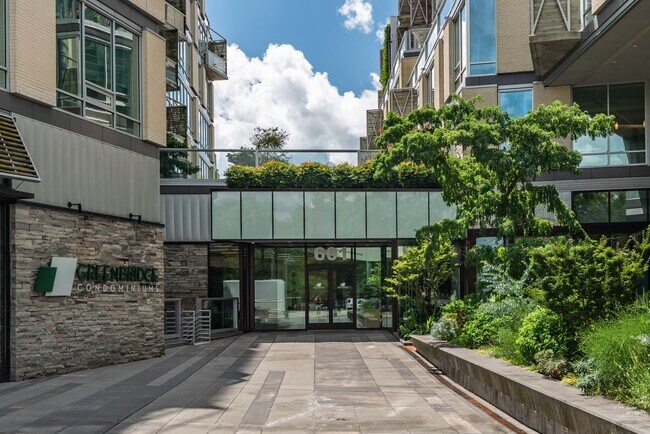 Foto del edificio - Modern Luxury Condo with Prime Location in...