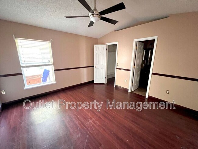 Foto del edificio - 3214 Crestwood Forest Dr