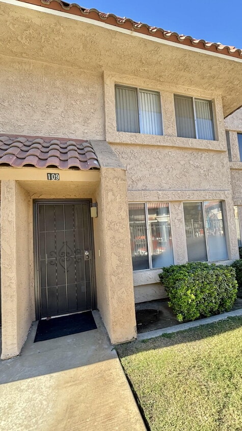 Foto principal - 2 Bedrooms Townhome Availble For Rent in I...