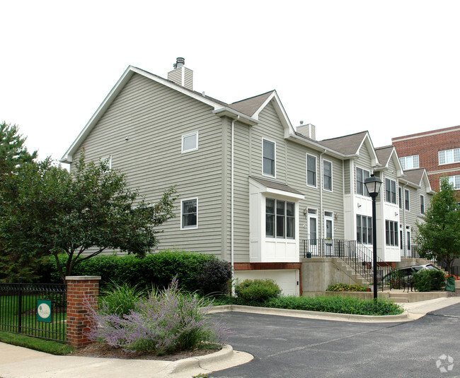 Building Photo - 238-246 N Village Ct