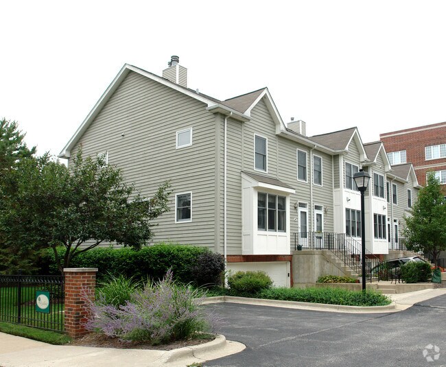 Foto del edificio - 238-246 N Village Ct