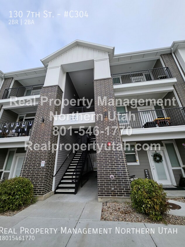 Foto principal - 2 Bedroom 2 Bath Top Level Apartment Comin...