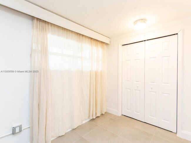 Foto del edificio - 3352 SW 6th St
