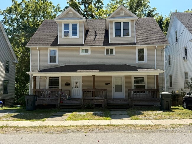 Building Photo - 245 Mills St