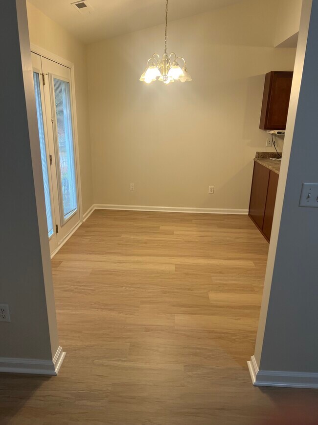Comedor - 83 Birkshire Way