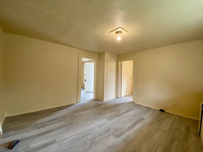 Building Photo - Rent to Own! Remodeled 1 Bedroom 1 Bath Ho...