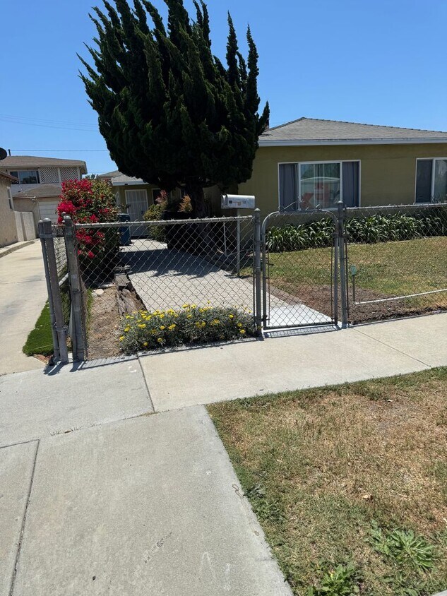 Primary Photo - LAWNDALE 3 BDRM DUPLEX FOR LEASE