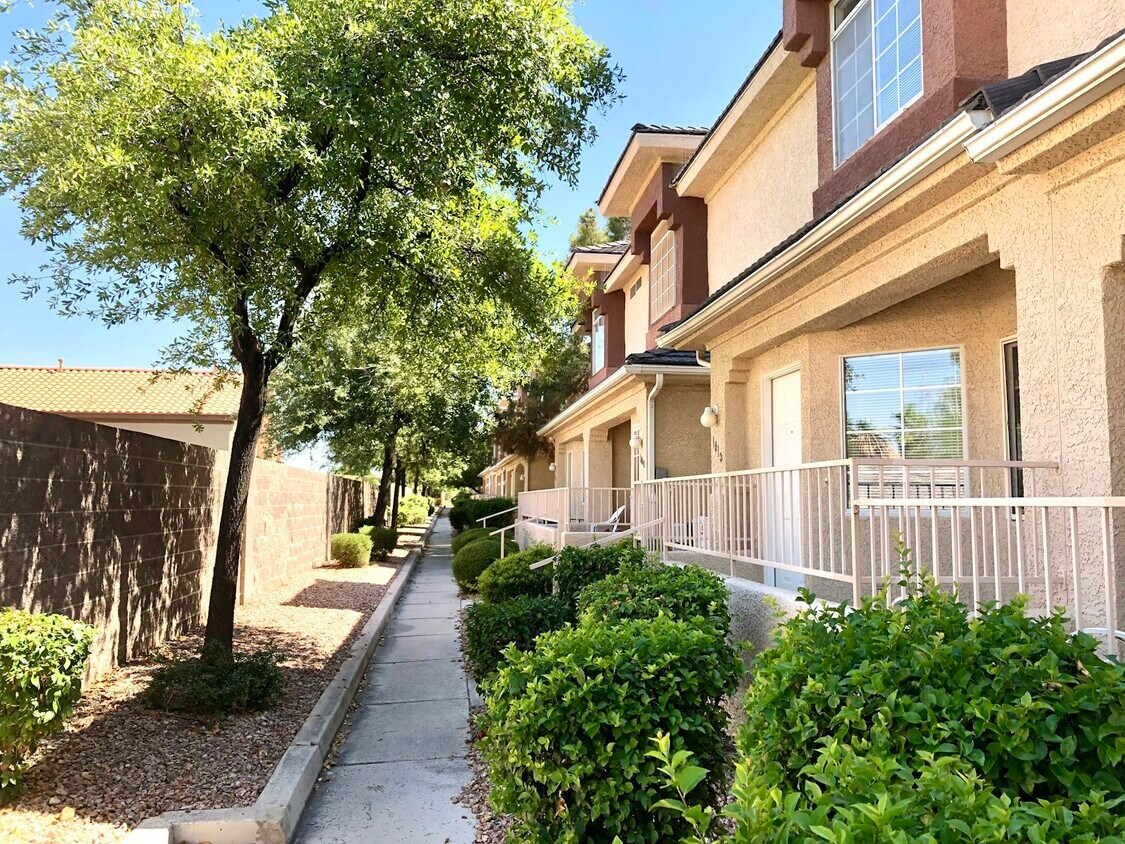 Foto principal - 1012 Dusty Creek St