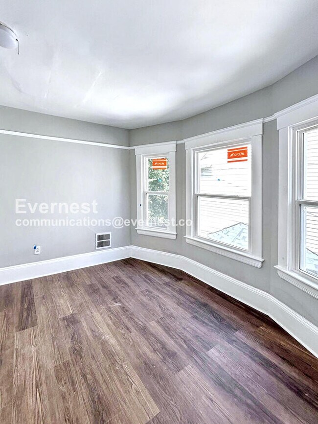 Foto del edificio - 2216 E 82nd St