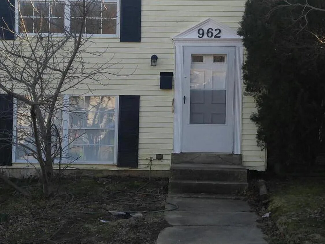 Primary Photo - 3 Bedroom 1.5 Bathroom Townhouse in Edgewo...