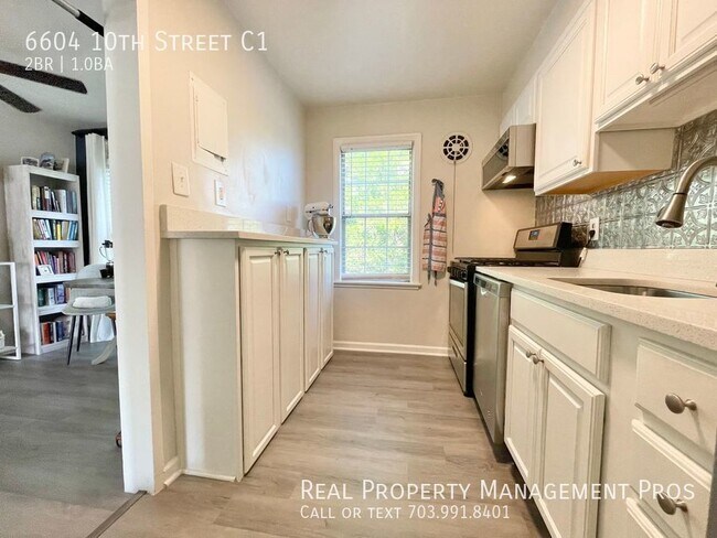 Building Photo - 2 BEDROOM TOP FLOOR SUNNY CONDO RIGHT OFF ...