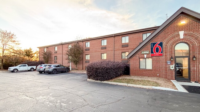 Foto del edificio - 530 Woods Lake Rd