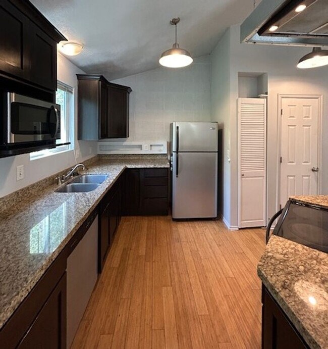 Building Photo - Townhome for Rent in Millcreek!