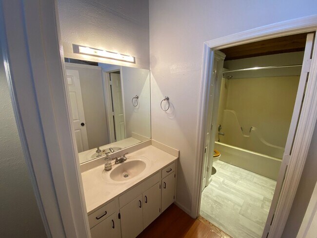 Foto del edificio - Charming 1BR Home with Loft & Vaulted Ceilings – Fresh Updates & Off-Street Parking!