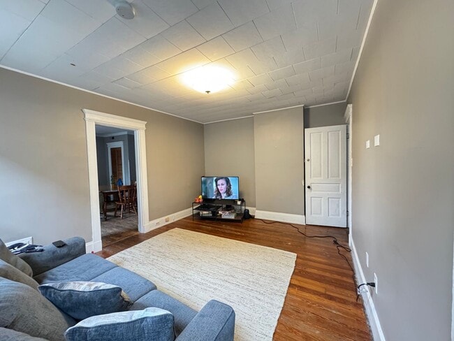 Building Photo - 5 Bed/ 2 Bath on Fairview mins. from UC Campus Only $575/pp ($2,875/mo) + Free Wifi! AND a $250 s...