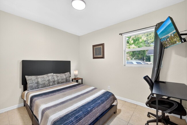 Dormitorio amueblado con Smart TV montado en la pared - 1778 Aquarius Ct