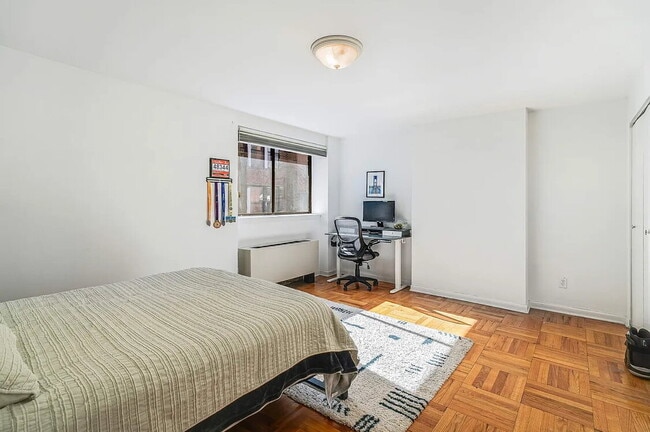 Building Photo - This generously proportioned, south-facing...