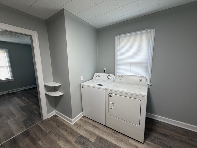 Building Photo - 711 Dennis St