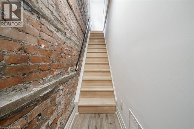 Photo du bâtiment - 105 Aikman Ave