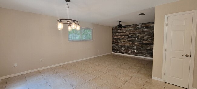 Building Photo - Charming 3/3 Condo