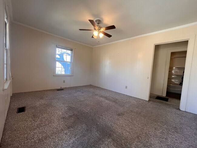 Building Photo - Charming 2 bedroom, 1 Bathroom Home Walkin...