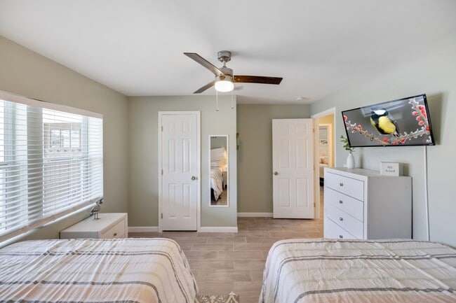 Foto del edificio - 5616 Pinetree Ave