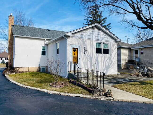 Building Photo - 319 Prairie Ave