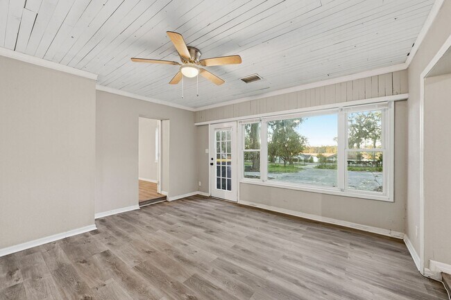 Foto del edificio - Rare Find! Spacious 2/1 Home on Huge Lot - Perfect for Work Vehicles, Boats & Pets***JANUARY SPEC...