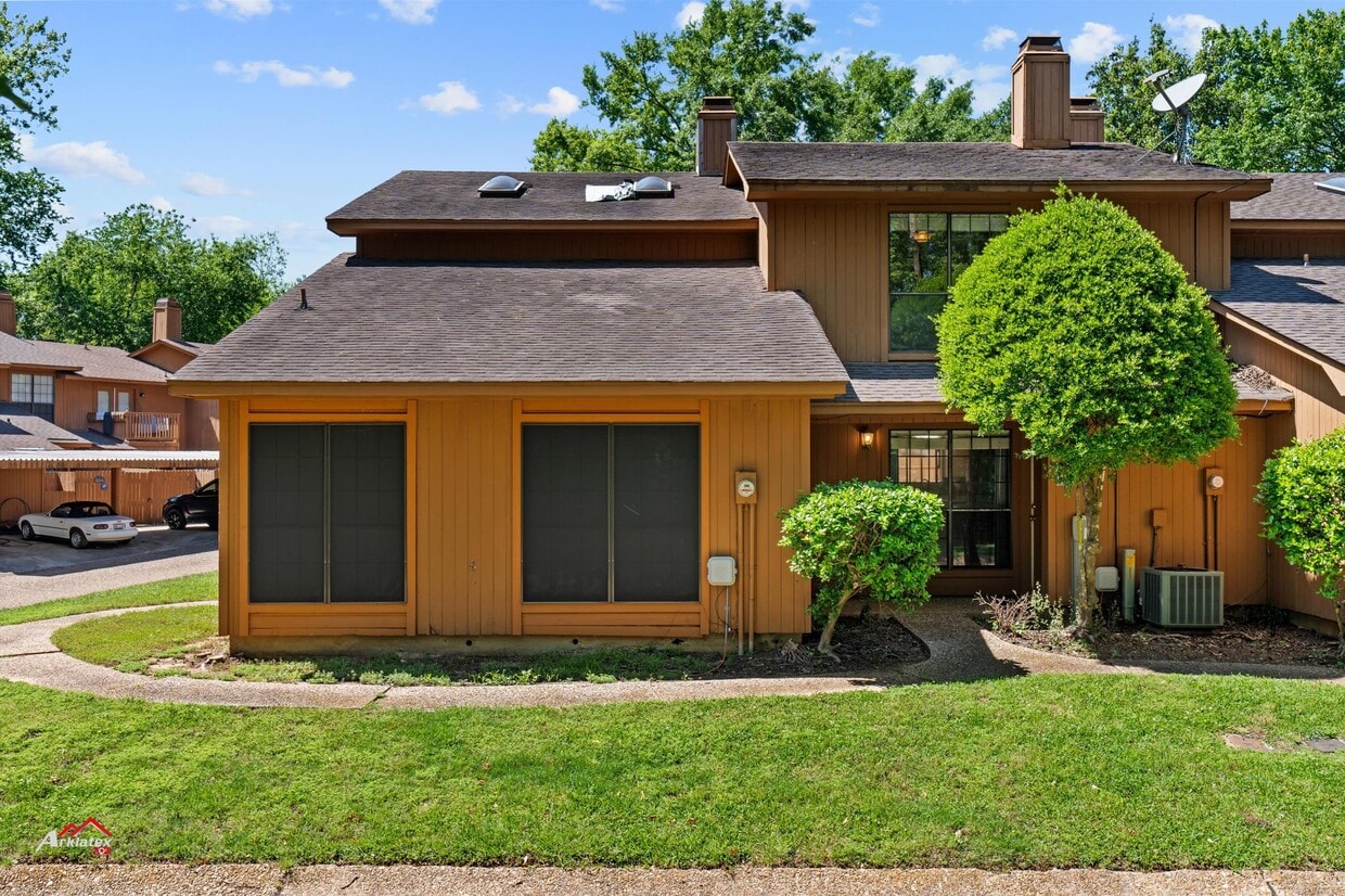 Primary Photo - 3551 Eastlake Dr
