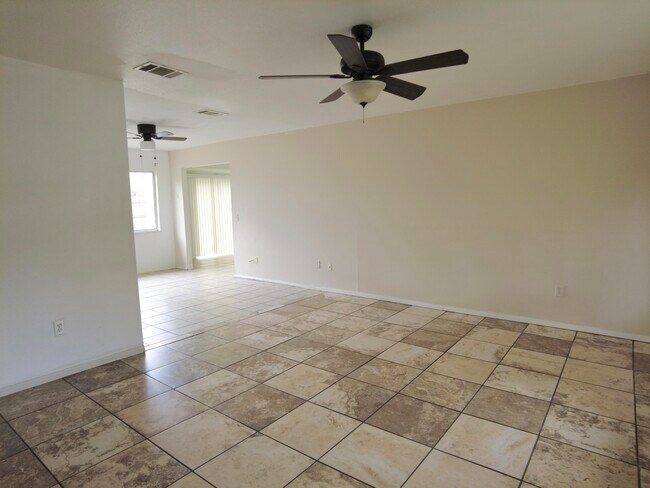 Building Photo - 1204 Linmoor Cir NE