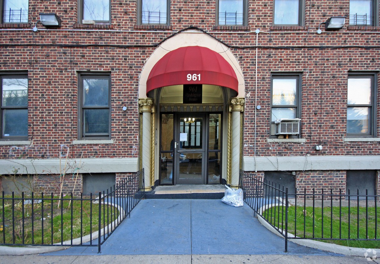 Entrada - 961 Washington Ave