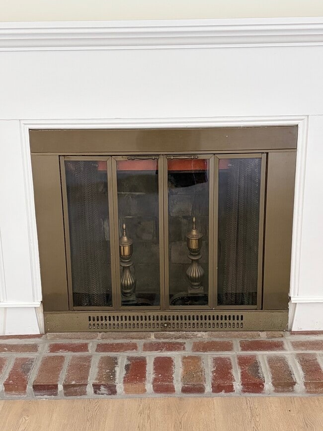 Building Photo - 305 12th Ave