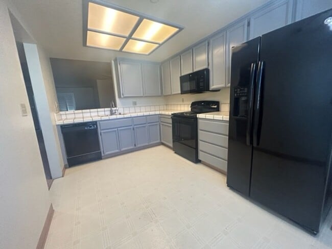 Building Photo - 2 bed, 2 & 1/2 bath townhome with garage i...