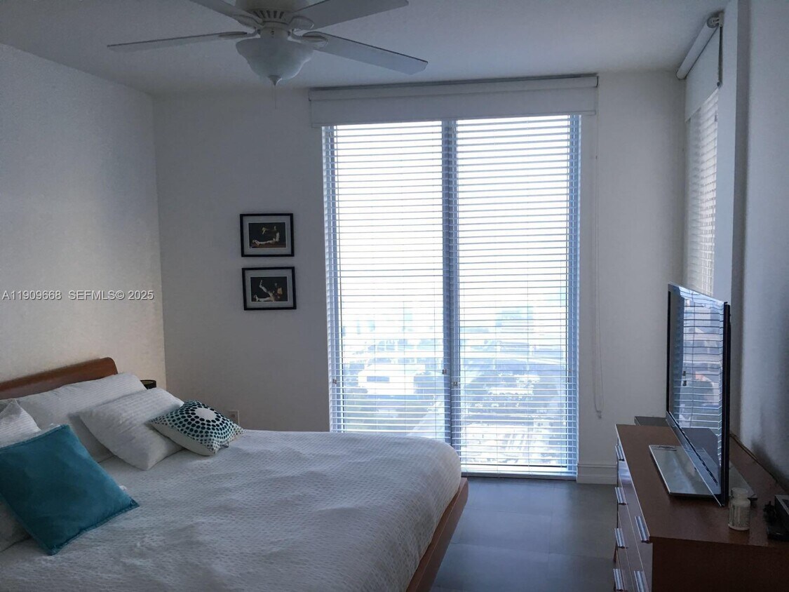 Foto del edificio - 185 SW 7th St