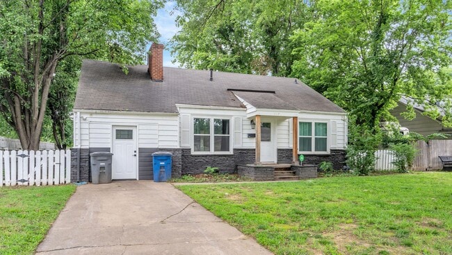 Building Photo - Prime Location! 3 bed/ 2 bath! Schedule a ...