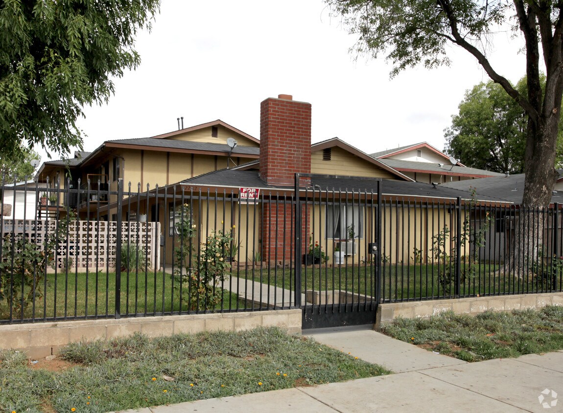 Foto principal - 22838 Adrienne Ave
