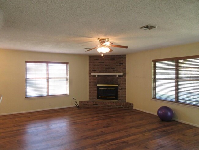 Building Photo - 260 Burleson Rd