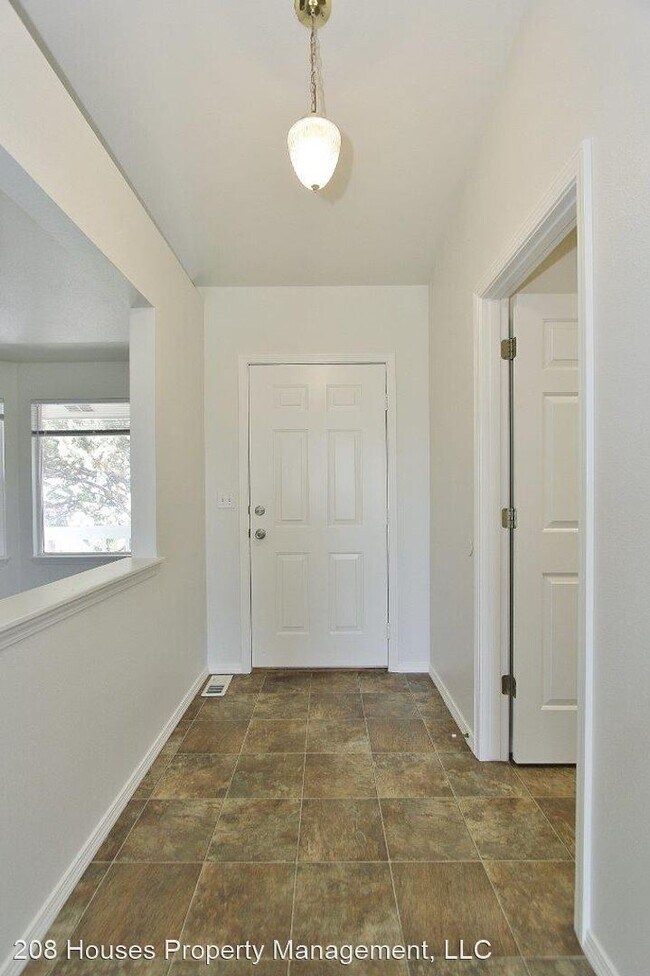 Foto del edificio - 3 br, 2 bath House - 1084 N. Maura Ave