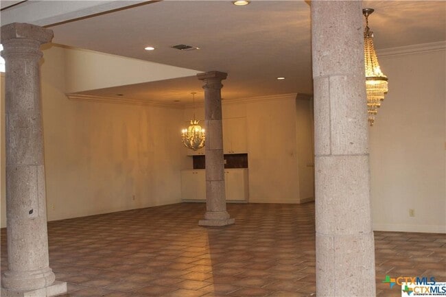 Building Photo - 6001 Country Club Dr