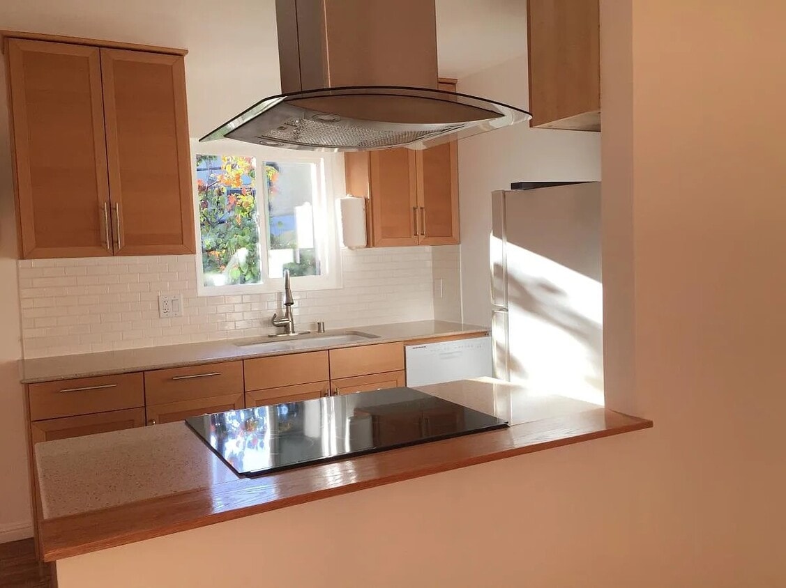 Primary Photo - 964 Larrabee St